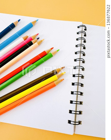 寫生簿和彩色鉛筆 136877622