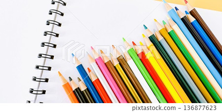 寫生簿和彩色鉛筆 136877623
