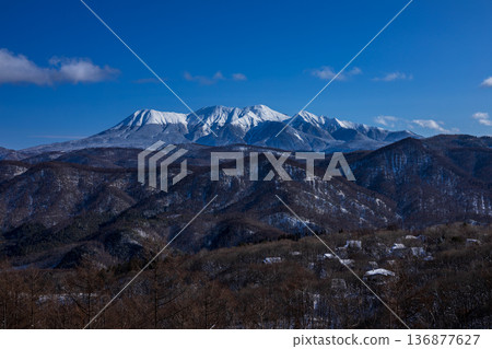 冬日晴朗的一天,從岐阜縣高山市旭町鈴蘭高原眺望禦嶽山 冬日晴朗的一天,從岐阜縣高山市旭町鈴蘭高原眺望禦嶽山 136877627