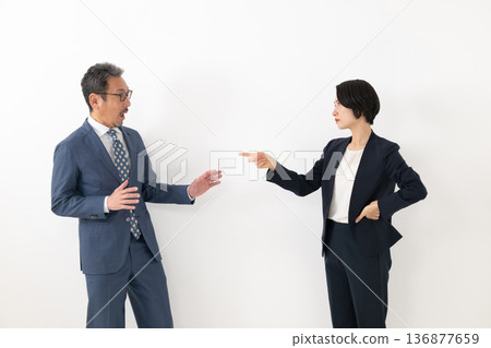 男人和女人爭吵 男人和女人爭吵 136877659