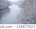 冬天，雪花輕輕飄落在河岸邊，樹木也被白雪覆蓋。 136877823