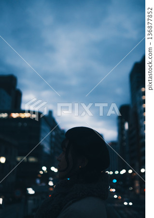 夜色中，一位女子的身影矗立在城市街頭。 136877852