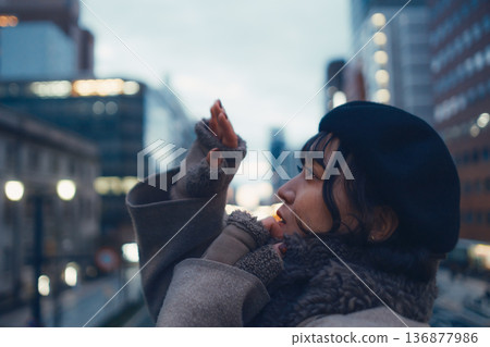 一位三十多歲的日本女子在夜色籠罩的城市裡陷入沉思 136877986