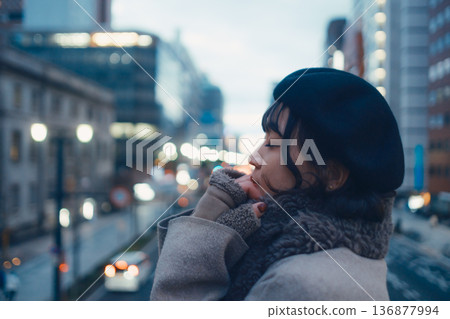 一位三十多歲的日本女子在夜色籠罩的城市裡陷入沉思 136877994