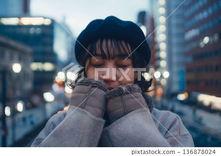 一位三十多歲的日本女子在夜色籠罩的城市裡靜靜地閉上了雙眼。 一位三十多歲的日本女子在夜色籠罩的城市裡靜靜地閉上了雙眼。 136878024