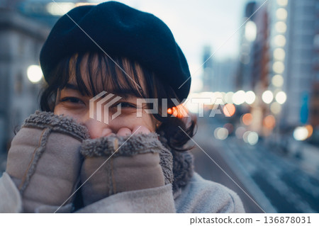 一位三十多歲的日本女子在夜色籠罩的城市裡靜靜地閉上了雙眼。 136878031