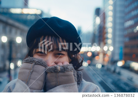 一位三十多歲的日本女子在夜色籠罩的城市裡靜靜地閉上了雙眼。 136878032