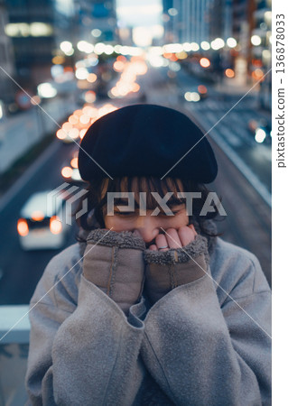 一位三十多歲的日本女子在夜色籠罩的城市裡靜靜地閉上了雙眼。 136878033