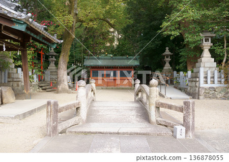 五木曾八幡神社:鼓橋與朱紅色牆 五木曾八幡神社:鼓橋與朱紅色牆 136878055