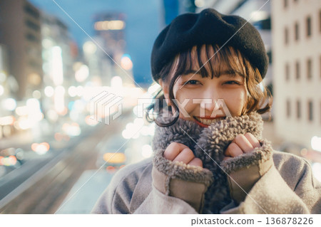 一位三十多歲的日本女子在夜色籠罩的城市裡靜靜地閉上了雙眼。 136878226