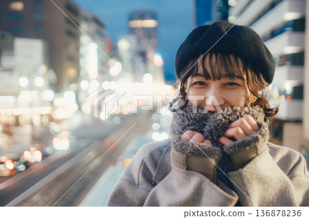 一位三十多歲的日本女子在夜色籠罩的城市裡靜靜地閉上了雙眼。 136878236