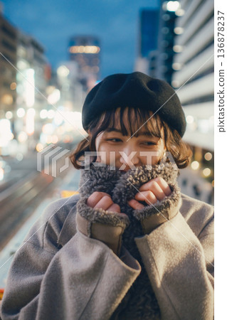 一位三十多歲的日本女子在夜色籠罩的城市裡靜靜地閉上了雙眼。 136878237