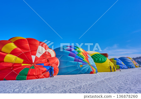 熱氣球在雪地裡翩翩起舞-小千谷熱氣球叛亂冬季盛典 熱氣球在雪地裡翩翩起舞-小千谷熱氣球叛亂冬季盛典 136878260