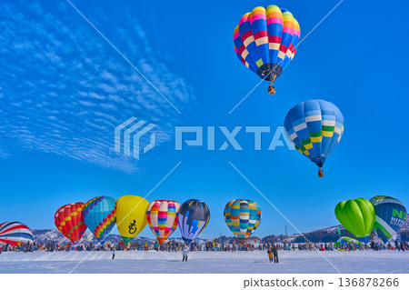 熱氣球在雪地裡翩翩起舞－小千谷熱氣球叛亂冬季盛典 136878266