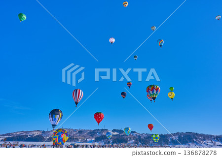 熱氣球在雪地裡翩翩起舞－小千谷熱氣球叛亂冬季盛典 136878278