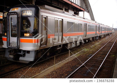 Scenery from the Takayama Main Line: Kiha 25 series (Minoota Station) Scenery from the Takayama Main Line: Kiha 25 series (Minoota Station) 136878288