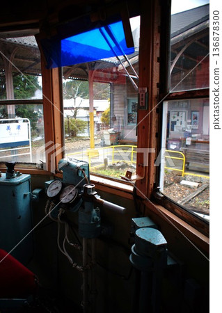 Inside the streetcar driver's seat at Mino Station (abandoned railway line) on the former Meitetsu Minomachi Line Inside the streetcar driver's seat at Mino Station (abandoned railway line) on the former Meitetsu Minomachi Line 136878300