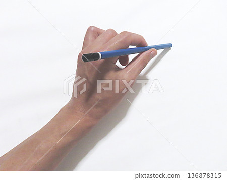 Hand holding a pencil 136878315