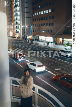 一位日本女子夜間站在人行天橋上。 136878388