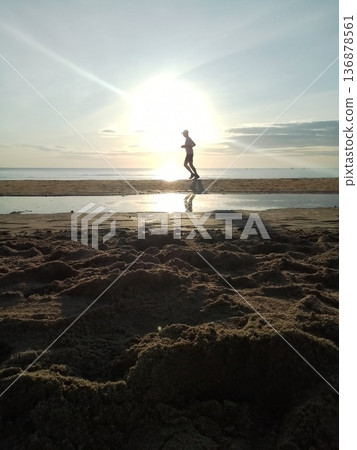 晨間活動：在越南峴港海邊跑步 136878561