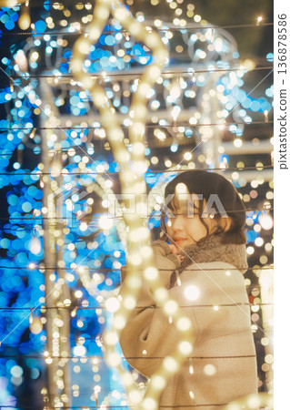 一位三十多歲的女子站在燈光秀前 136878586