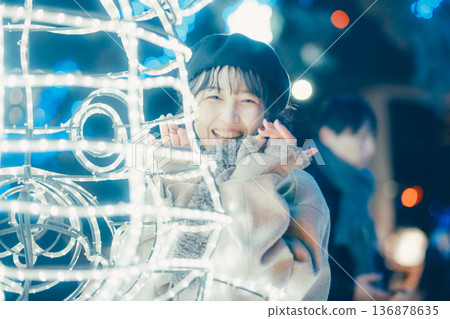 A woman in her 30s standing in front of the illuminations 136878635