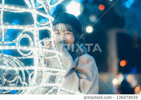 一位三十多歲的女子站在燈光秀前 一位三十多歲的女子站在燈光秀前 136878639