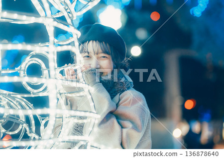 一位三十多歲的女子站在燈光秀前 一位三十多歲的女子站在燈光秀前 136878640