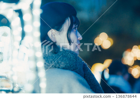 一位三十多歲的女子站在燈光秀前 136878644