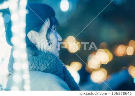 一位三十多歲的女子站在燈光秀前 一位三十多歲的女子站在燈光秀前 136878645