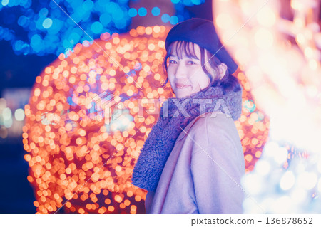 A woman in her 30s standing in front of the illuminations A woman in her 30s standing in front of the illuminations 136878652