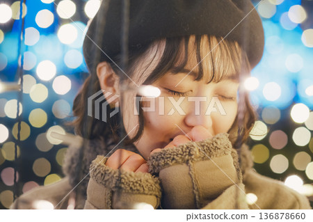A woman in her 30s standing in front of the illuminations A woman in her 30s standing in front of the illuminations 136878660