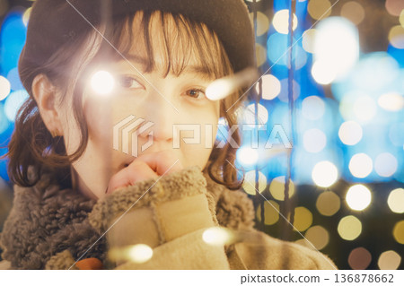 一位三十多歲的女子站在燈光秀前 136878662