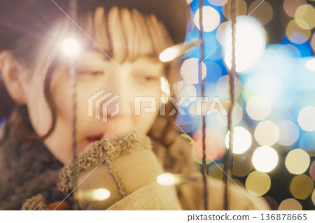A woman in her 30s standing in front of the illuminations A woman in her 30s standing in front of the illuminations 136878665