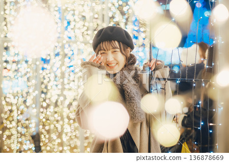 一位三十多歲的女子站在燈光秀前 136878669