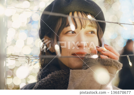 一位三十多歲的女子站在燈光秀前 一位三十多歲的女子站在燈光秀前 136878677