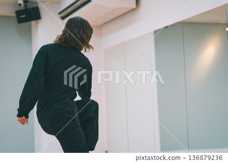 dancing, hip hop, female 136879236