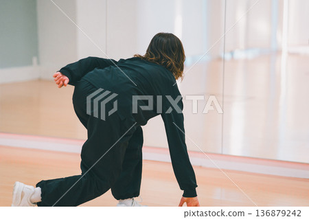 dancing, hip hop, female 136879242