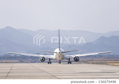 冬季仙台機場,飛機滑行中,宮城縣名取市 冬季仙台機場,飛機滑行中,宮城縣名取市 136879496