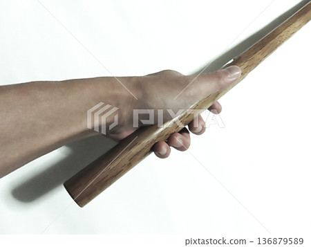 一隻手握著劍 一隻手握著劍 136879589