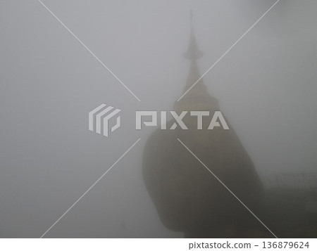 雨天的緬甸金岩 136879624