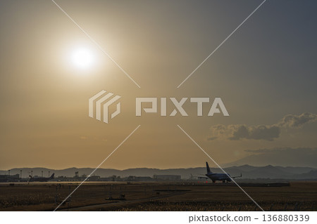 黃昏時分的仙台機場，飛機起飛，宮城縣名取市 136880339