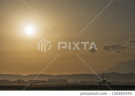 黃昏時的仙台機場：夕陽西下，飛機起飛，宮城縣名取市 136880449