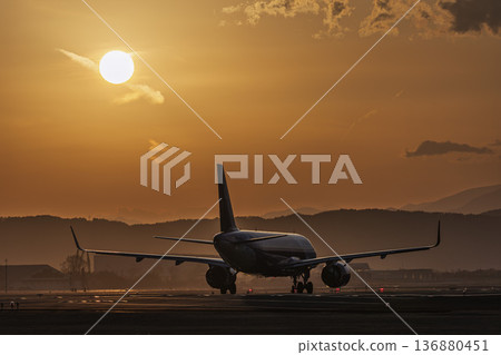黃昏時的仙台機場:夕陽西下,飛機起飛,宮城縣名取市 黃昏時的仙台機場:夕陽西下,飛機起飛,宮城縣名取市 136880451