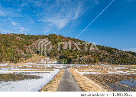 Rural scenery of Makino Town in early spring, Takashima City, Shiga Prefecture 136880533
