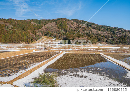 Rural scenery of Makino Town in early spring, Takashima City, Shiga Prefecture 136880535