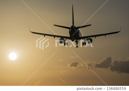 仙台機場黃昏、日落時分以及飛機降落的景象,位於宮城縣名取市 仙台機場黃昏、日落時分以及飛機降落的景象,位於宮城縣名取市 136880559