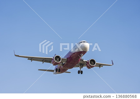 黃昏時分的仙台機場，飛機降落，宮城縣名取市 136880568