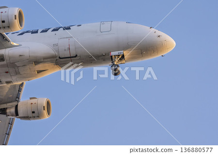 黃昏時分的仙台機場，飛機降落，宮城縣名取市 136880577