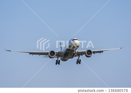 黃昏時分的仙台機場，飛機降落，宮城縣名取市 136880578